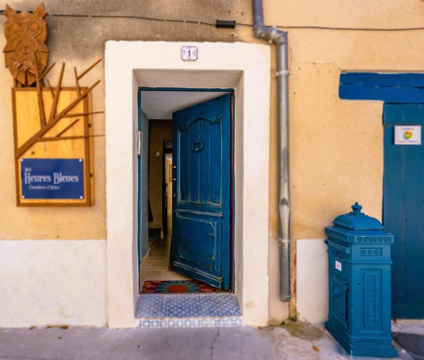 Aux Heures Bleues LʼIsle-sur-la-Sorgue Extérieur photo